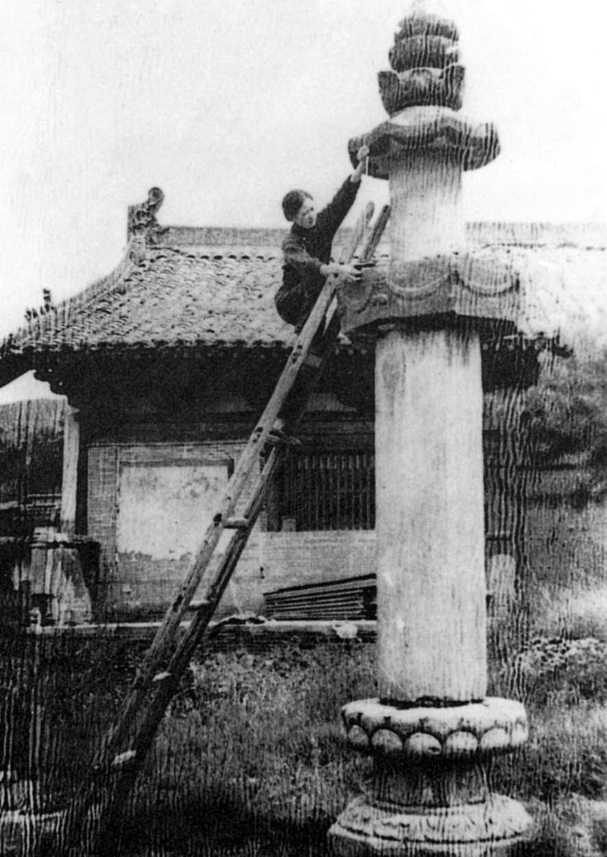 1937년 산시성 우타이산 불광사에서 경당을 실측하는 린휘인