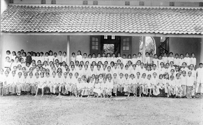 1920년 무렵 보고르 카르티니 학교 여학생들의 단체 사진