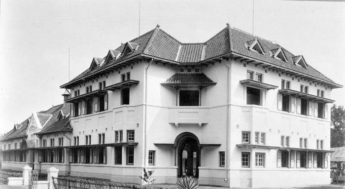 1918년 7월 22일 문을 연 보고르 카르티니 학교 건물