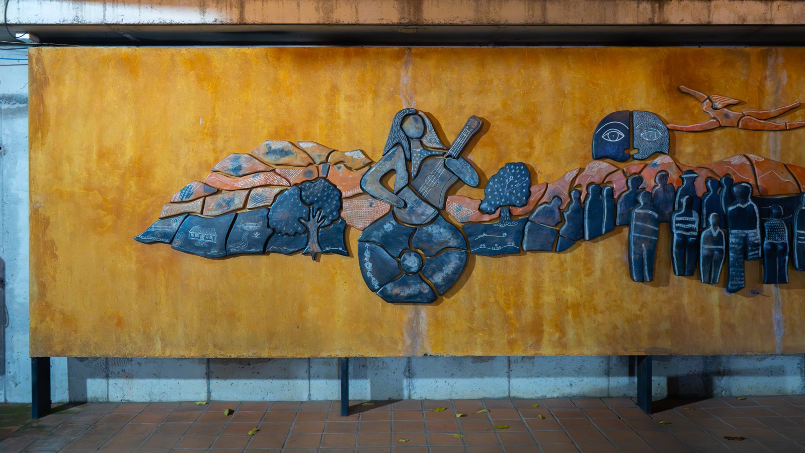 Ausschnitt des Wandbilds „Violeta mit der Gitarre“, 2006 von der Vereinigung der Töpferhandwerker von Quinchamalí geschaffen