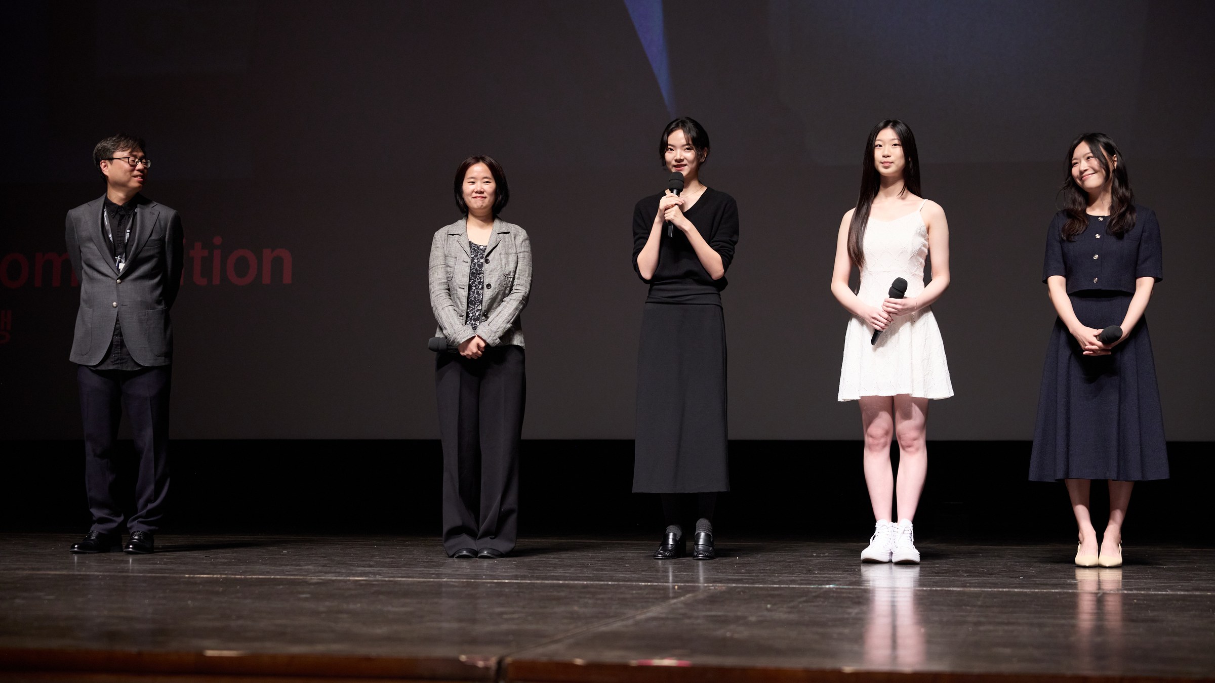 昨年9月、コンペティション部門の上映後に舞台に立った監督と俳優たち。2年目を迎えた今年のコンペティション部門には14本が上がった