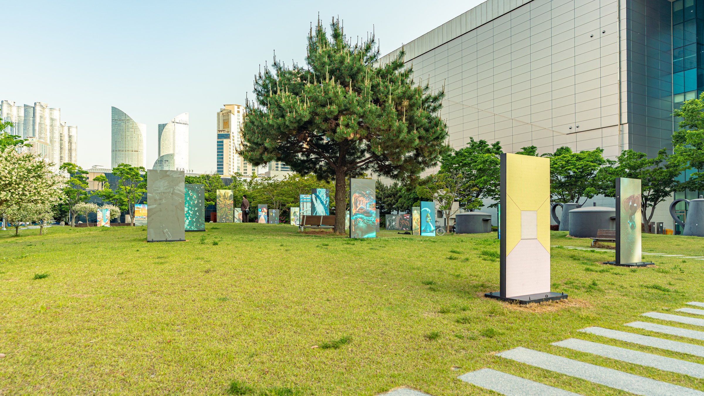 약 2년의 개보수를 마친 부산시립미술관이 다시 문을 열었다