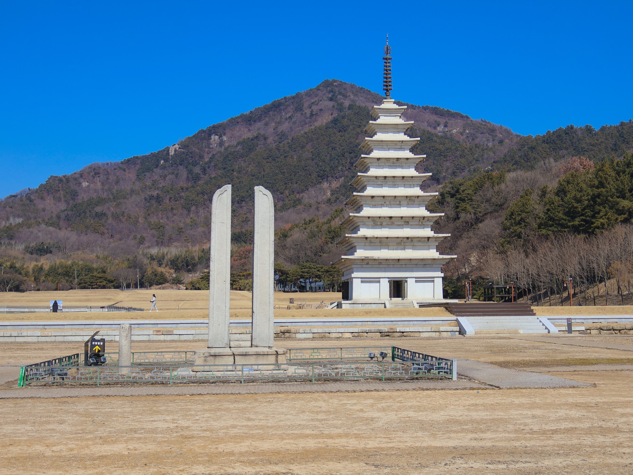 익산 미륵사지에서는 사라진 목탑을 미디어파사드로 세운다